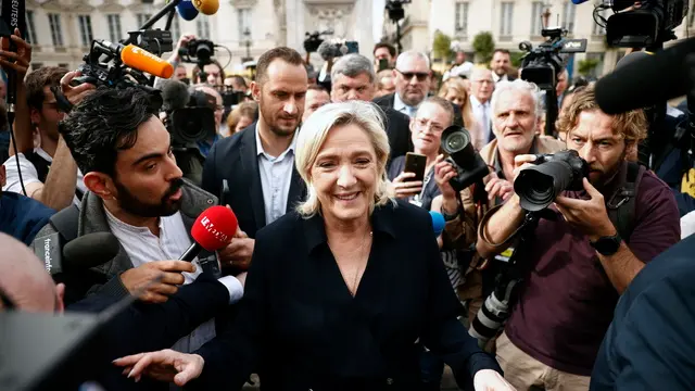 epaselect epa11469815 French member of Parliament for the far-right Rassemblement National (RN) party Marine Le Pen (C) arrives at the National Assembly in Paris, France, 10 July 2024. France voted in the second round of the legislative elections on 07 July. According to the official results, the left-wing New Popular Front (Nouveau Front populaire, NFP) was ahead of President Macron's party and Le Pen's far-right National Rally (RN). EPA/YOAN VALAT
