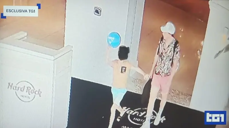 Giacomo Bozzoli tiene per la mano suo figlio nell'hotel a Marbella