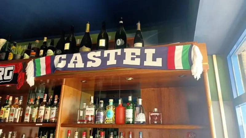 La sciarpa del gruppo Castel del Brescia di Michele appesa al Nico Pub di Castelcovati © www.giornaledibrescia.it