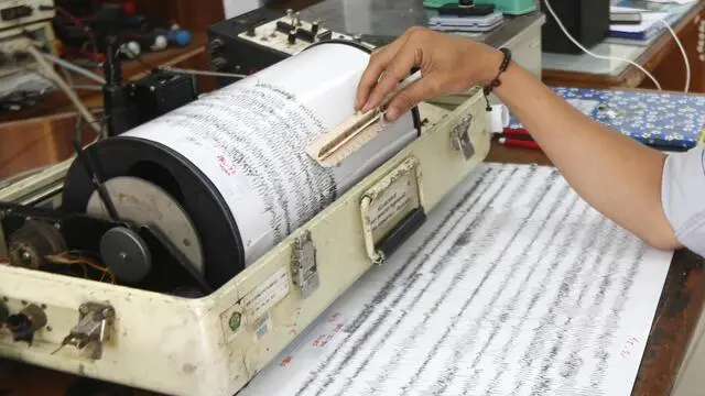 epa07248828 An officer examines a seismograph at the Anak Krakatau volcano monitoring station in Carita, Banten, Indonesia, 26 December 2018. According to the Indonesian National Board for Disaster Management (BNPB), at least 429 people are dead and 1.459 others have been injured after a tsunami hit the coastal regions of the Sunda Strait. EPA/ADI WEDA