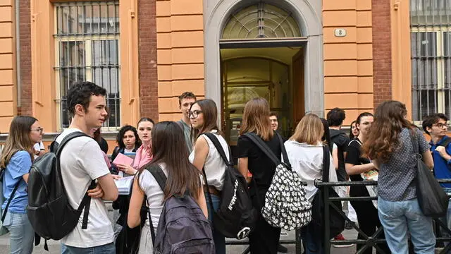 Studenti del liceo D’Azeglio attendono l’inizio della prima prova dell’esame di maturità 2024, torino 19 giugno 2024 ANSA/ALESSANDRO DI MARCO