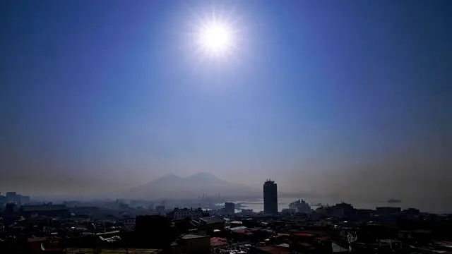 Sole, afa e foschia a Napoli tra le 19 città italiane con il bollino rosso per le alte temperature, 25 agosto 2023 ANSA / CIRO FUSCO