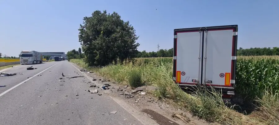 Incidente frontale tra auto e camion a Montichiari