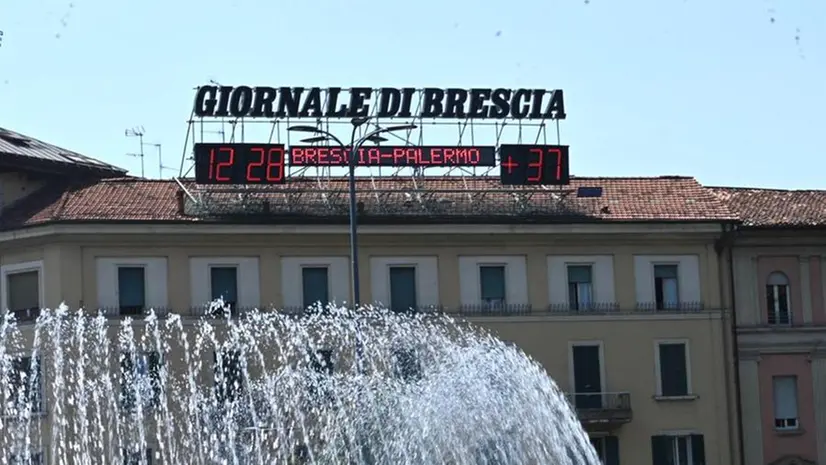 Il termometro di piazza Repubblica oggi segna 37 gradi