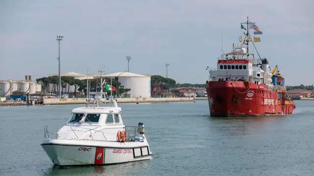 MIGRANTI - Arrivata al porto di Ravennala nave ONG. Sea Eye con a bordo 52 migranti di cui 6 minori e tra questi 4 non accompagnati. Ravenna 25 maggio 2024 Foto Fabrizio Zani / Pasquale Bove