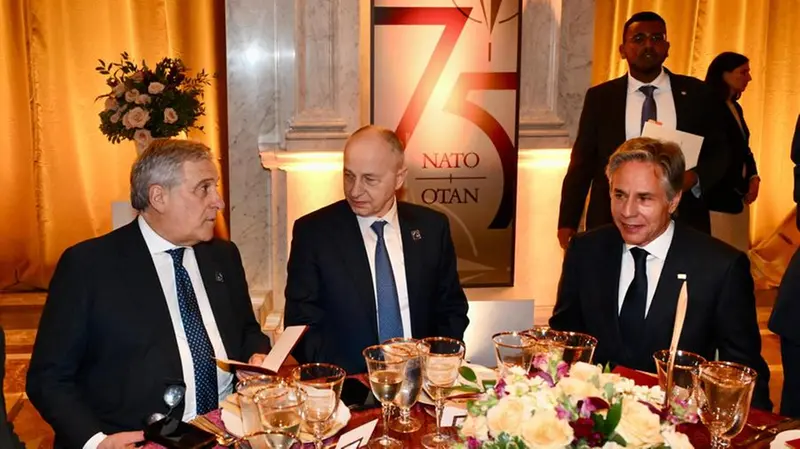 Il ministro degli Esteri Antonio Tajani, con il vice segretario generale della Nato Mircea Geoana e il segretario di Stato americano Antony Blinken - Foto Ansa/Alessandro Di Meo © www.giornaledibrescia.it