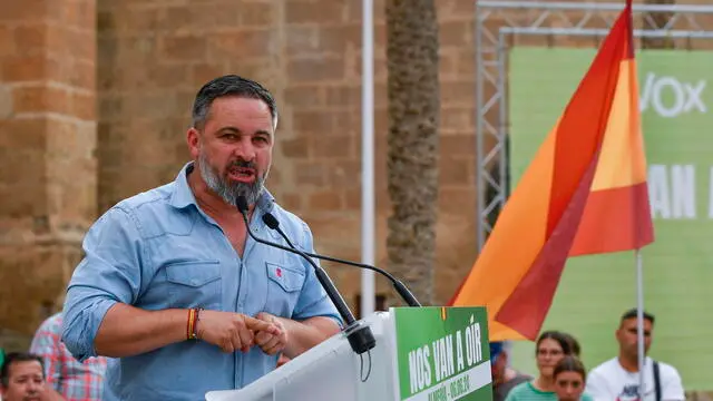 epa11394535 Spanish right-wing party VOX's president Santiago Abascal (C) takes part in an event of the campaign for the European elections in Almeria, southern Spain, 06 June 2024. European elections will be held from 06 to 09 June. EPA/Carlos Barba