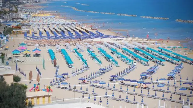 Veduta di una spiaggia con ombrelloni e sdraio sistemati sulla sabbia di fronte al mare a Termoli (Campobasso) in una foto d'archivio. ANSA / GIUSEPPE GIGLIA (mare, ombrelloni, balneari, estate, relax, sole, costa, italia, generiche)