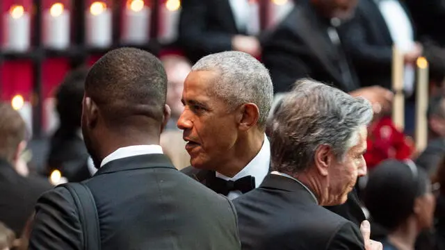 epa11364943 Former US President Barack Obama (C) greets Antony Blinken (R), US secretary of state, during a state dinner at the White House in Washington, DC, USA, 23 May 2024. An American president is hosting a state visit for an African leader for the first time in 16 years, as the world's biggest economy struggles to build influence on a continent forging closer relations beyond Washington's top competitors China and Russia. EPA/Al Drago / POOL