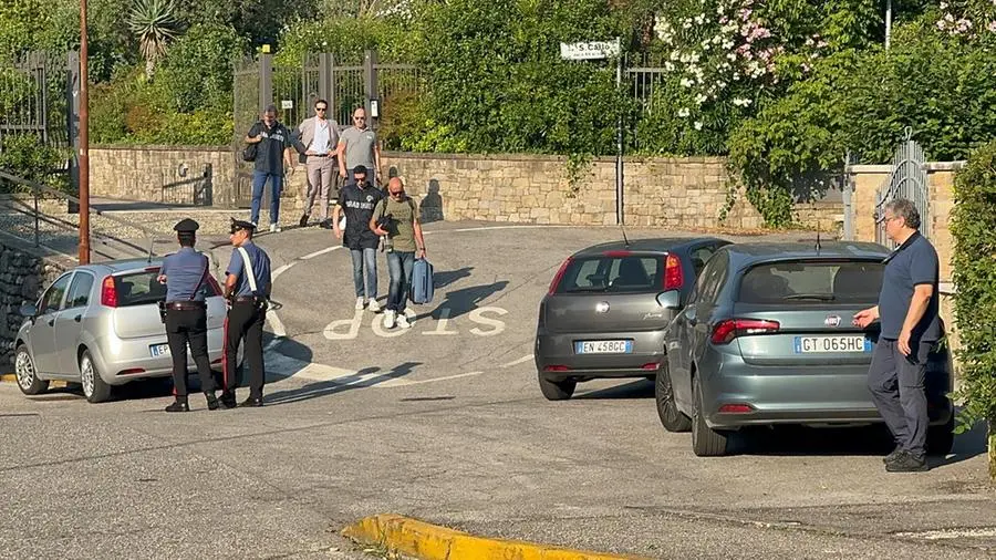I carabinieri e il pm Alessio Bernardi nell'abitazione di Bozzoli a Soiano dove è stato arrestato il 39enne