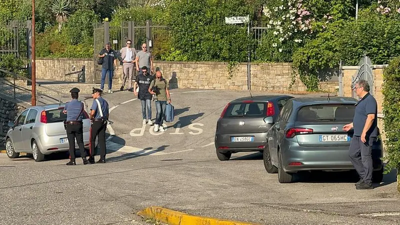 I carabinieri e il pm Alessio Bernardi nell'abitazione di Bozzoli a Soiano dove è stato arrestato il 39enne