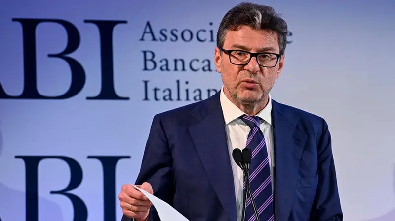 Il ministro dell'Economia, Giancarlo Giorgetti, durante l'Assemblea annuale dell'Abi a Roma, 9 luglio 2024 - Foto Ansa © www.giornaledibrescia.it
