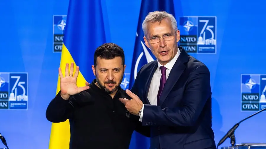 Il presidente ucraino Zelensky con il segretario generale della Nato Jens Stoltenberg - Foto Ansa/Epa/Jim Lo Scalzo © www.giornaledibrescia.it