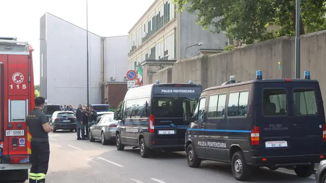 Squadre della Polizia di Stato e agenti della Penitenza nei pressi del carcere minorile Beccaria di Milano, dove alcune decine di detenuti hanno messo in atto una rivolta, Milano, 29 maggio 2024. ANSA/ PAOLO SALMOIRAGO