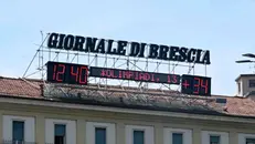 Il termometro di piazzale Repubblica a Brescia, 9 luglio 2024 - Foto Marco Ortogni Neg © www.giornaledibrescia.it