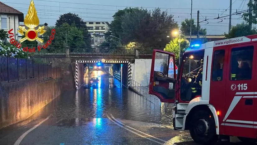 Maltempo nel Varesotto, danni e auto bloccate nei sottopassi - Foto Ansa © www.giornaledibrescia.it