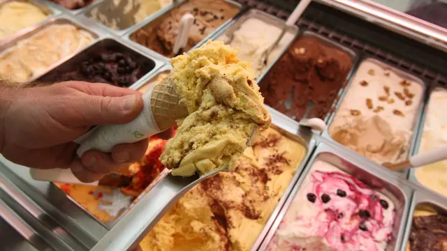 20080510-PONTEDERA (PISA)- CRO-ALIMENTARE:GELATO SEMPRE PIU' CREATIVO, ALTRI 1000 GUSTI. Un gelataio confeziona un cono assortito. ANSA/FRANCO SILVI.