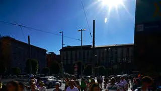 Un attraversamento pedonale a Napoli dove il sole e le temperature elevate non danno tregua, 27 giugno 2024. ANSA / CIRO FUSCO