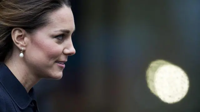 epa03958267 Britain's Princess Catherine, the Duchess of Cambridge, leaves the offices of Place2Be in Canary Wharf in London, Britain, 20 November 2013. Princess Kate is patron of the children's mental health charity organization and met with experts at the forum 'Resilience and Emotional Strength in Schools Forum'. EPA/FACUNDO ARRIZABALAGA