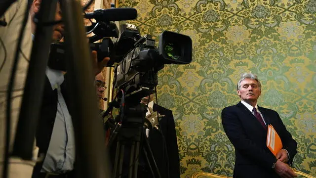 epa11015895 Kremlin spokesman Dmitry Peskov waits before a meeting of Russian President Vladimir Putin and Iranian President Ebrahim Raisi (both unseen) at the Kremlin in Moscow, Russia, 07 December 2023. EPA/PAVEL BEDNYAKOV / KREMLIN POOL / POOL MANDATORY CREDIT