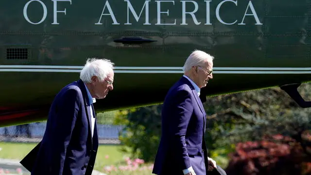 epa11294721 US President Joe Biden (R) walks with Senator Bernie Sanders (I-VT) to the Oval Office of the White House upon his return to Washington, DC, USA, 22 April 2024, after a weekend in Delaware. EPA/Yuri Gripas / POOL