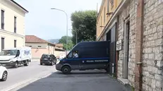 Il furgone della polizia penitenziaria esce da Canton Mombello - Foto Gabriele Strada Neg © www.giornaledibrescia.it