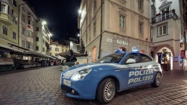 Pattuglia polizia piazza Erbe Bolzano - volante