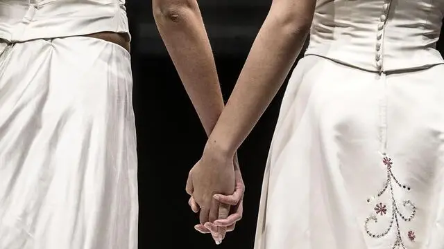 Un momento della sfilata di abiti da sposa tra lo stesso sesso 'For Wedding', Roma, 23 ottobre 2014. ANSA/ANGELO CARCONI