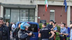 Squadre della Polizia di Stato e agenti della Penitenza nei pressi del carcere minorile Beccaria di Milano, dove alcune decine di detenuti hanno messo in atto una rivolta, Milano, 29 maggio 2024. ANSA/ PAOLO SALMOIRAGO