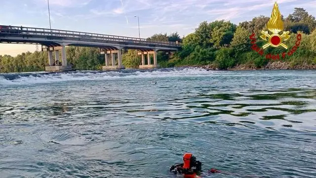 Due ragazzi sono scomparsi questo pomeriggio nelle acque del Brenta, a San Martino di Lupari (Padova), mentre stavano giocando a pallone in una spiaggetta lungo il fiume. Finora le ricerche dei sommozzatori dei vigili del fuoco non hanno avuto esito. Pare che uno dei due ragazzi si fosse immerso nell'acqua per cercare di recuperare il pallone. Quando l'amico ha visto che era in difficoltà, si è tuffato per tentare di aiutarlo, ma è stato portato via a sua volta dalla corrente. ANSA/Vigili del Fuoco ANSA PROVIDES ACCESS TO THIS HANDOUT PHOTO TO BE USED SOLELY TO ILLUSTRATE NEWS REPORTING OR COMMENTARY ON THE FACTS OR EVENTS DEPICTED IN THIS IMAGE; NO ARCHIVING; NO LICENSING +++ NPK