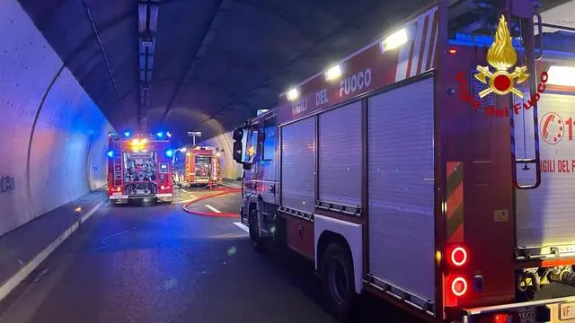 Tir a fuoco in galleria A32, vigili del fuoco - fumo - generica