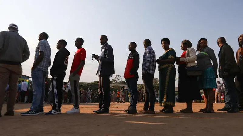 I cittadini in fila per il voto a Kigali - Foto Ansa/Epa/Daniel Irungu © www.giornaledibrescia.it