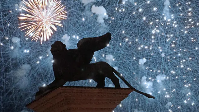 Il Leone di San Marco, dalla loggia di palazzo Ducale, durante lo spettacolo pirotecnico per i festeggiamenti del Redentore, la scorsa notte, tra il 17 e 18 luglio 2021. ANSA/ANDREA MEROLA