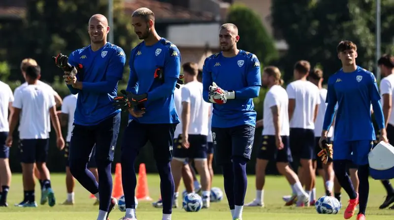 Lezzerini con i suoi compagni di reparto a Torbole - Foto New Reporter Comincini © www.giornaledibrescia.it