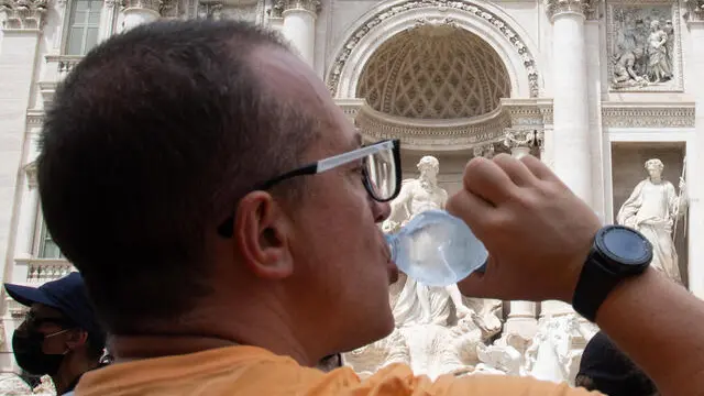 Turisti al centro della capitale. Sale l’emergenza caldo e da oggi sono quattro le città (da domani 10), contrassegnate con il bollino rosso che indica il massimo livello di rischio per la salute, Roma 10 agosto 2021. MAURIZIO BRAMBATTI/ANSA