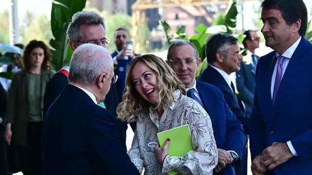 Sorrisi e stretta di mano, a Bagnoli, tra la presidente del Consiglio, Giorgia Meloni, edil presidente della Regione Campania, Vincenzo De Luca. Un saluto sereno dopo le polemiche dell'ultimo incontro tra i due, avvenuto a Caivano il 28 maggio, ora in occasione dell'arrivo a Napoli della premier per la firma del protocollo d'intesa su Bagnoli. Ad accoglierla anche il sindaco di Napoli Gaetano Manfredi e il ministro Raffele Fitto, Napoli 15 luglio 2024 ANSA /Ciro Fusco