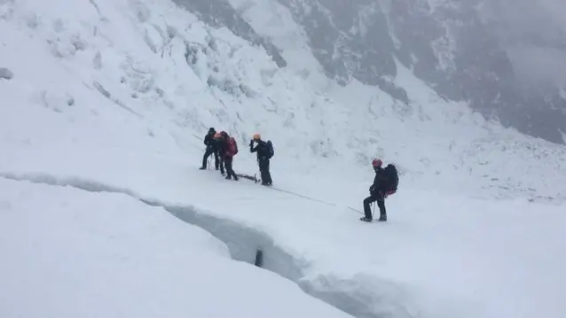 Aosta: le ricerche sulla via normale italiana del Monte Bianco della guida alpina valdostana Ferdinando Rollando, di 52 annit, e del suo cliente francese di 15 anni, dispersi da mercoledì scorso. Impegnati il Soccorso alpino valdostano e il Soccorso alpino della Guardia di finanza.