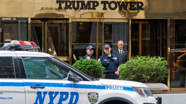 epa11480052 Security is heightened at Trump Tower with more police, barricades and blocked pedestrian traffic after the attempted assassination of US former President Donald Trump, in New York, New York, USA, 15 July 2024. Trump was injured by a bullet in an assassination attempt on 13 July during a campaign rally in Butler, Pennsylvania. EPA/SARAH YENESEL