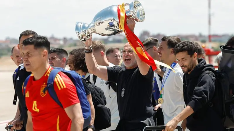 Lo sbarco a Madrid della Spagna: il ct De la Fuente mostra con orgoglio la coppa - Foto Ansa © www.giornaledibrescia.it