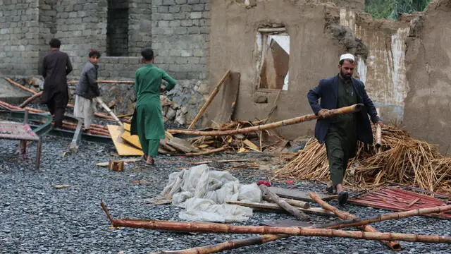 epa11280597 People salvage their belongings after heavy rains in Momand-Dara district of Nangarhar province, Afghanistan, 15 April 2024. According to the Afghanistan disaster management department, at least 33 people have been killed over three days of heavy rains and flash flooding. Authorities warned that Afghanistan's provinces will see more rain over the next few days. EPA/STRINGER