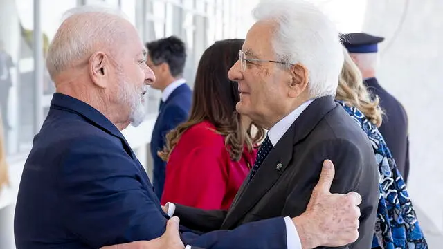 epa11480112 A handout picture, provided by Quirinal Press Office, shows Italian President Sergio Mattarella (R), welcomed by the Brazilian President Luiz Inacio Lula da Silva (L), at the Planalto Palace, the Presidential Palace in Brasilia, Brazil, 15 July 2024. EPA/PAOLO GIANDOTTI / QUIRINAL PRESS OFFICE HANDOUT HANDOUT EDITORIAL USE ONLY/NO SALES