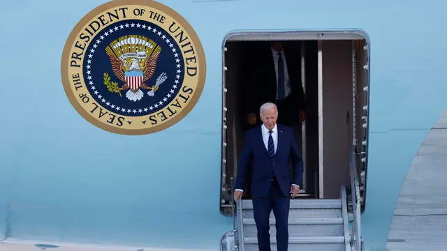 epa11480764 US President Joe Biden departs Air Force One at the Harry Reid International Airport in Las Vegas, Nevada, USA, 15 July 2024. Biden is scheduled to make several appearances at various campaign events in Las Vegas over the next few days. EPA/CAROLINE BREHMAN