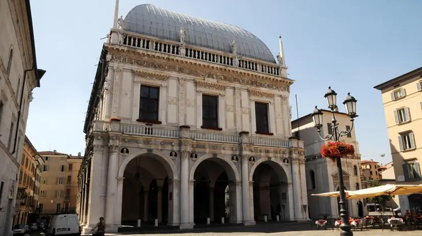 Palazzo Loggia in una foto d'archivio - © www.giornaledibrescia.it