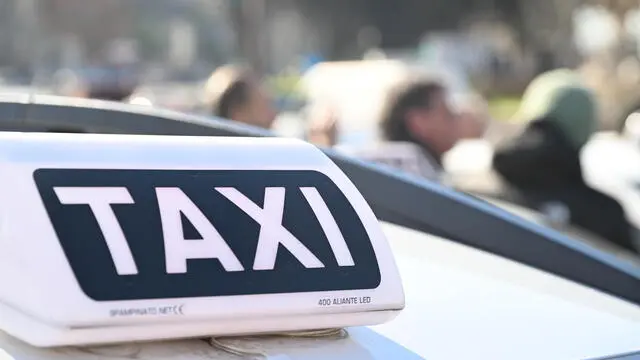 Un momento dell’assemblea del sindacato USB Taxi in piazza Bocca della Verità a Roma, 23 gennaio 2024. ANSA/CLAUDIO PERI