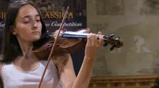 Miranda Mannucci, classe 2001, è una violinista di Desenzano del Garda
