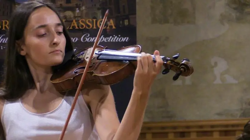 Miranda Mannucci, classe 2001, è una violinista di Desenzano del Garda