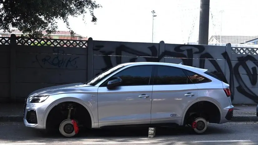L'auto rimasta senza ruote in via Don Bosco
