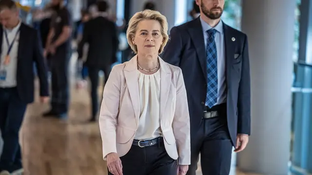 epa11480179 European Commission President Ursula von der Leyen (C) arrives at the European Parliament in Strasbourg, France, 15 July 2024. The first plenary session of the new European Parliament takes place from 16 to 19 July 2024. EPA/CHRISTOPHE PETIT TESSON