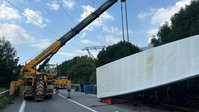 Un camion si è ribaltato sulla Ss42 ad Artogne