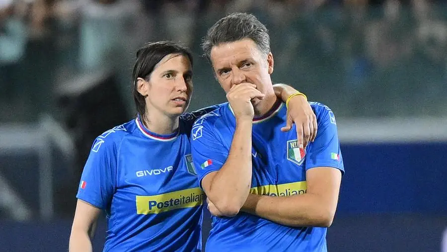 Elly Schlein e Matteo Renzi insieme alla partita del cuore - Foto Ansa © www.giornaledibrescia.it